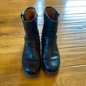 Pikolinos black leather boots.